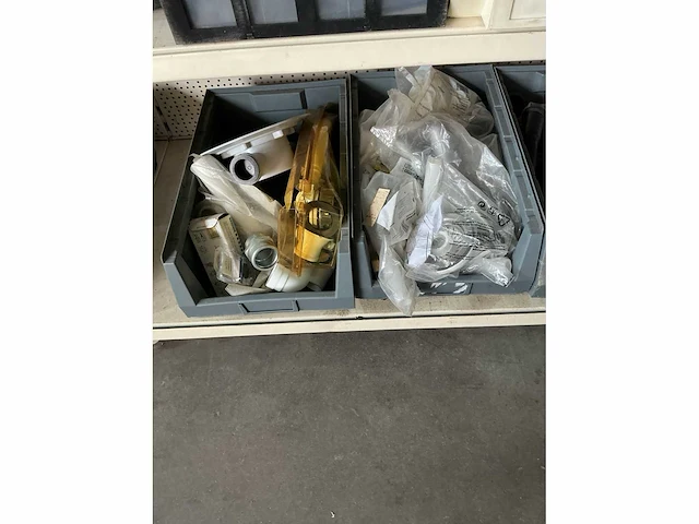 Partij sanitair toebehoren - afbeelding 1 van  2