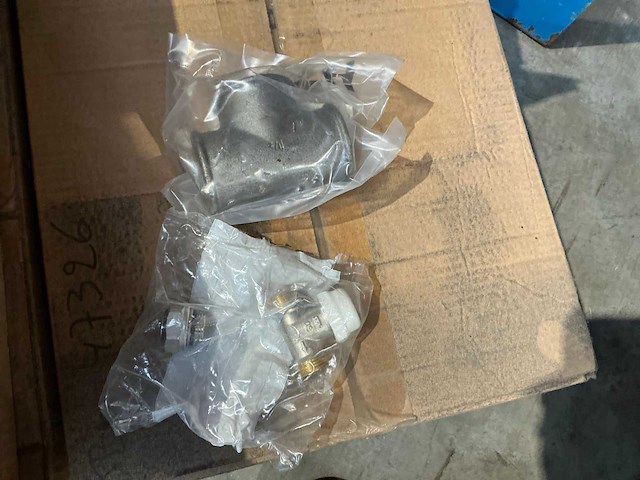 Partij sanitaire koppelstukken en accessoires - afbeelding 1 van  3