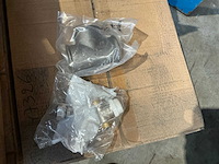 Partij sanitaire koppelstukken en accessoires - afbeelding 1 van  3