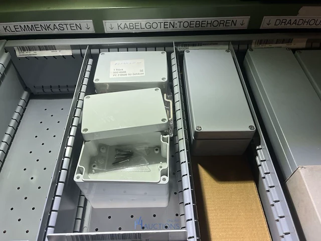Partij schakelkast- en besturingscomponenten - afbeelding 11 van  52