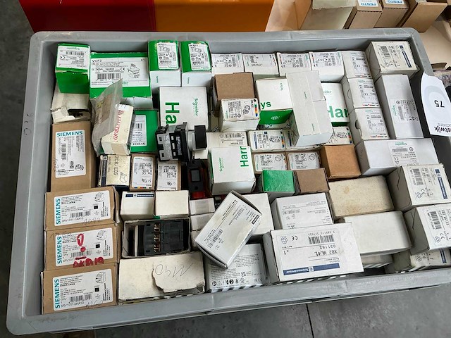 Partij schakelmaterialen - afbeelding 1 van  2