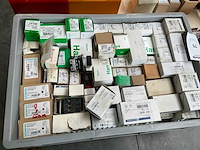 Partij schakelmaterialen - afbeelding 1 van  2