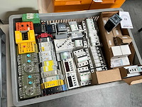 Partij schakelmaterialen - afbeelding 1 van  3