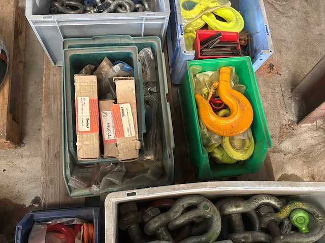 Partij schalmen en hijshaken - afbeelding 3 van  4