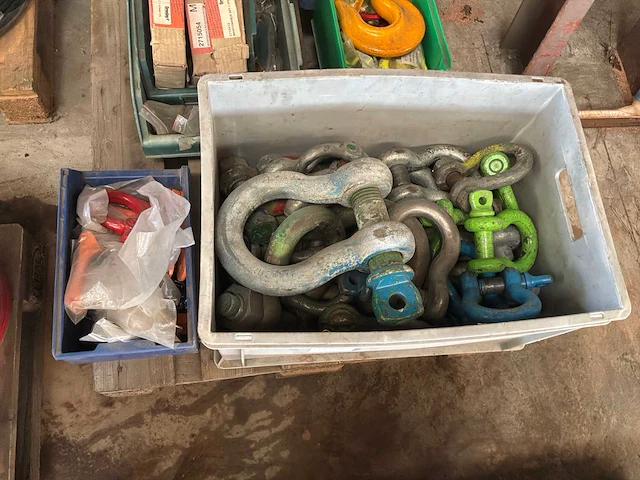 Partij schalmen en hijshaken - afbeelding 2 van  4