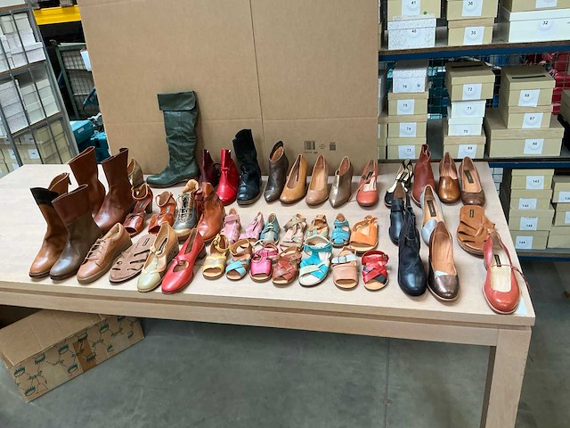 Partij schoenen - afbeelding 1 van  7