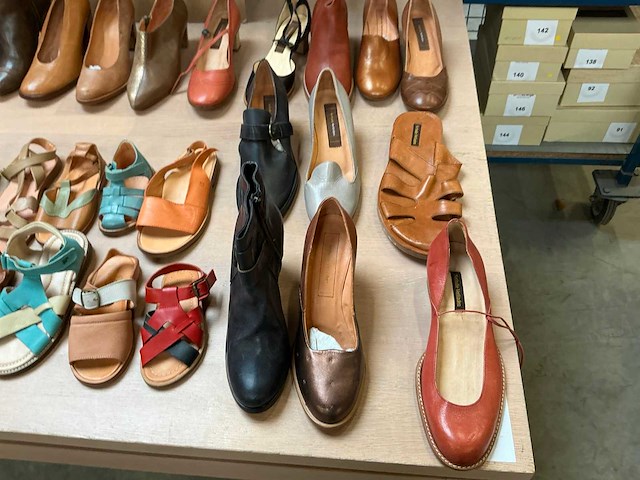 Partij schoenen - afbeelding 2 van  7