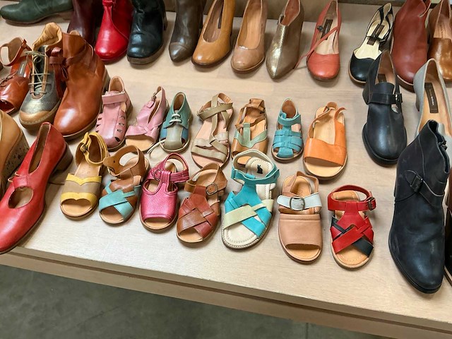 Partij schoenen - afbeelding 3 van  7