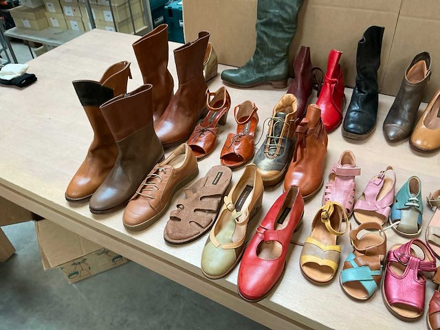 Partij schoenen - afbeelding 4 van  7