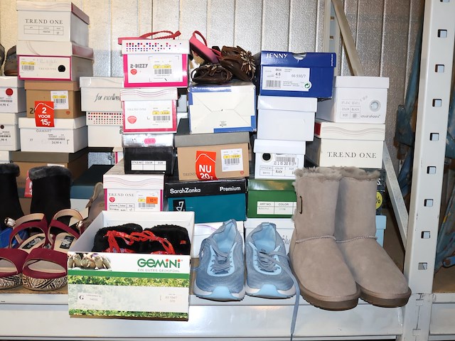 Partij schoenen - afbeelding 4 van  11