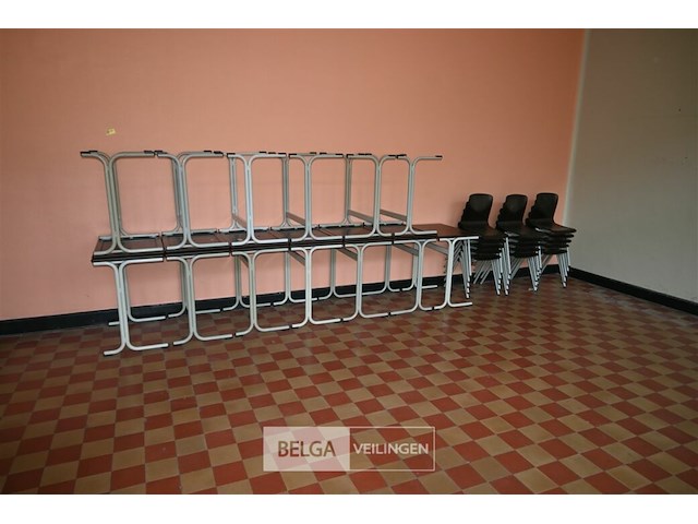 Partij schooltafeltjes + stapelstoelen - afbeelding 1 van  6