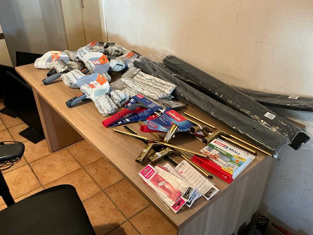 Partij schoonmaak benodigdheden - afbeelding 3 van  3