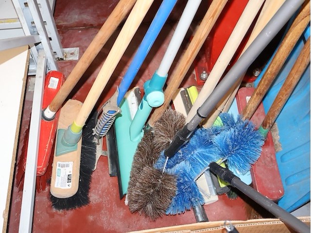 Partij schoonmaak - afbeelding 2 van  5