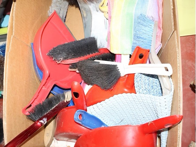 Partij schoonmaak - afbeelding 4 van  5