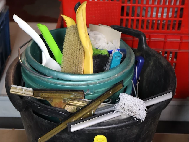 Partij schoonmaak - afbeelding 2 van  4