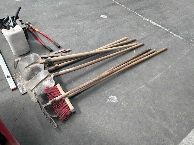 Partij schoppen, spanklemmen en diversen - afbeelding 2 van  8