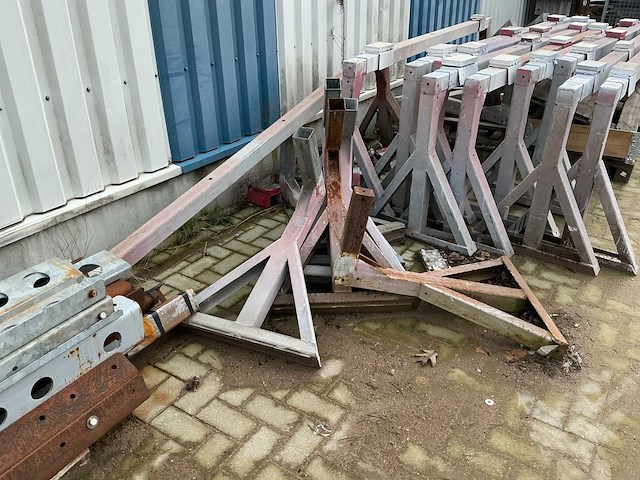 Partij schragen en oude metalen - afbeelding 5 van  11