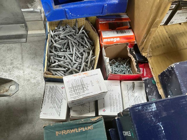 Partij schroeven, pluggen, nagels - afbeelding 5 van  15