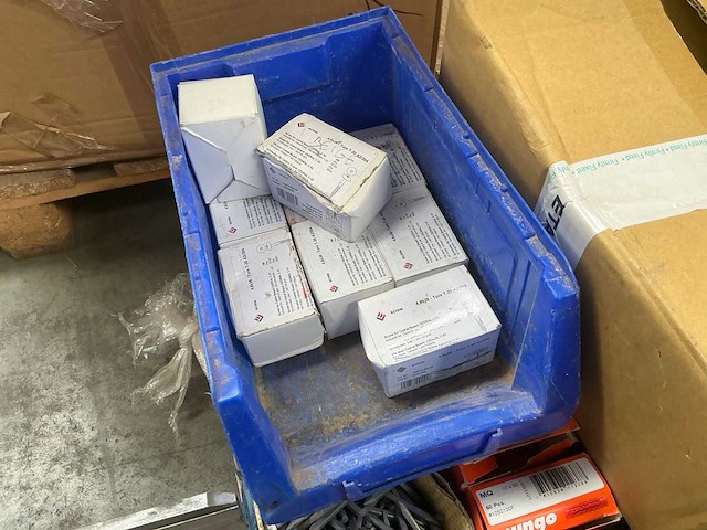 Partij schroeven, pluggen, nagels - afbeelding 6 van  15