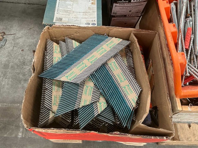 Partij schroeven, pluggen, nagels - afbeelding 8 van  15