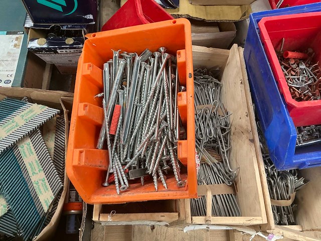 Partij schroeven, pluggen, nagels - afbeelding 9 van  15