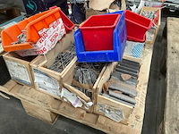 Partij schroeven, pluggen, nagels - afbeelding 10 van  15