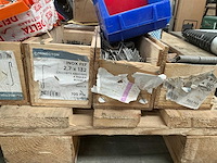 Partij schroeven, pluggen, nagels - afbeelding 11 van  15