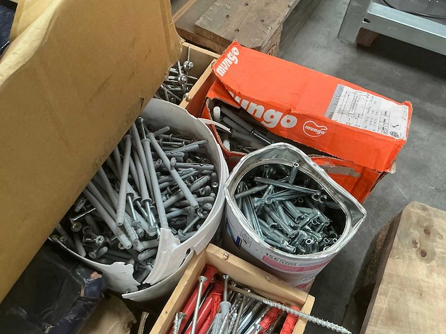 Partij schroeven, pluggen, nagels - afbeelding 15 van  15