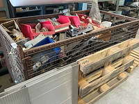 Partij schroot in gittermand - afbeelding 1 van  8