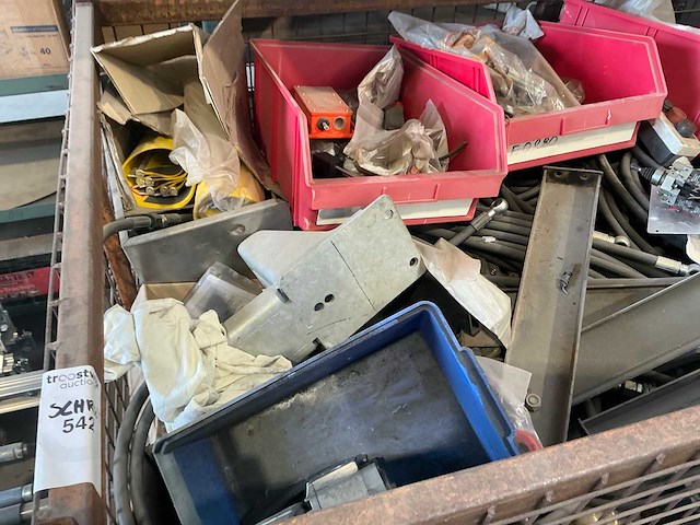 Partij schroot in gittermand - afbeelding 2 van  8