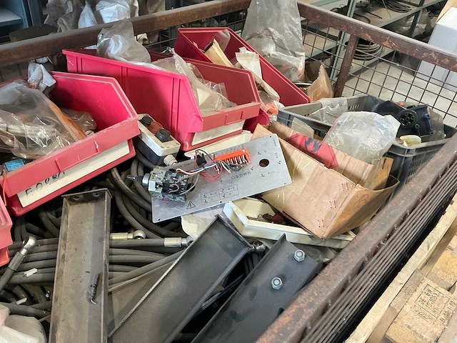 Partij schroot in gittermand - afbeelding 3 van  8