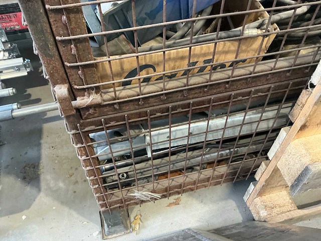 Partij schroot in gittermand - afbeelding 4 van  8