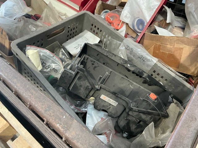 Partij schroot in gittermand - afbeelding 6 van  8