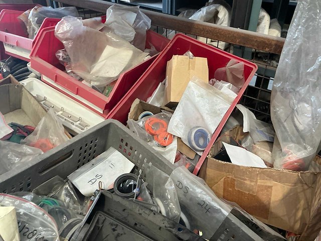 Partij schroot in gittermand - afbeelding 7 van  8