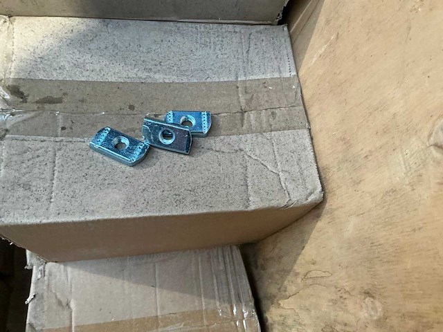 Partij schuifmoeren - afbeelding 1 van  4