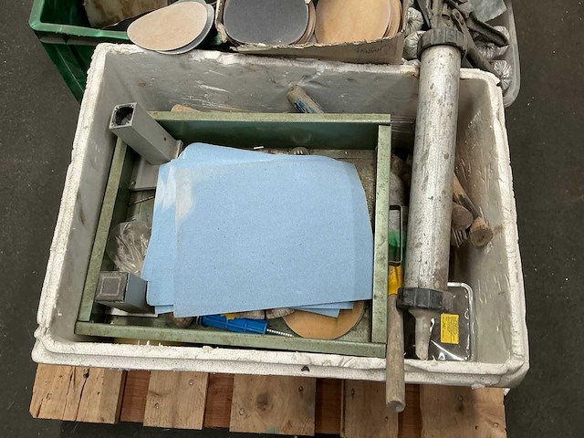 Partij schuurpapier en kit - afbeelding 2 van  8