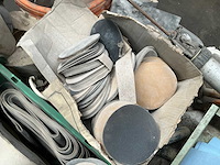 Partij schuurpapier en kit - afbeelding 4 van  8