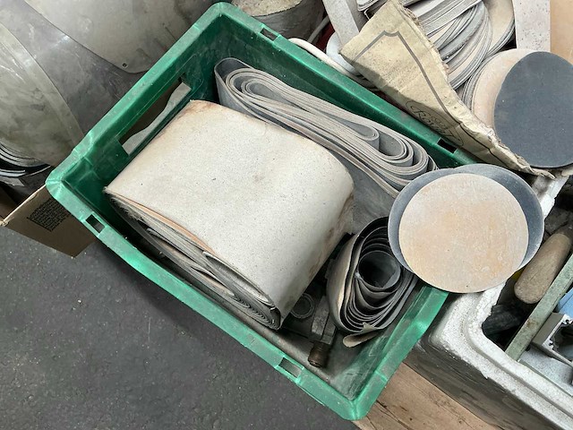Partij schuurpapier en kit - afbeelding 5 van  8