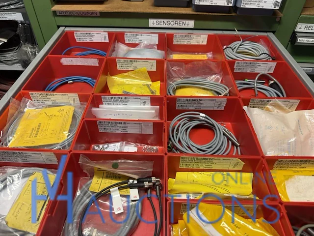 Partij sensoren en industriële elektronica - afbeelding 24 van  133