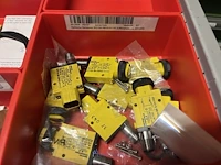 Partij sensoren en industriële elektronica - afbeelding 85 van  133