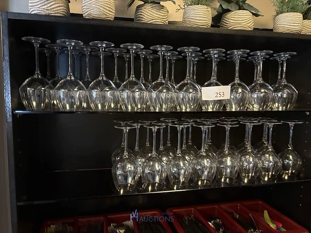 Partij servies en decoratie - afbeelding 1 van  23