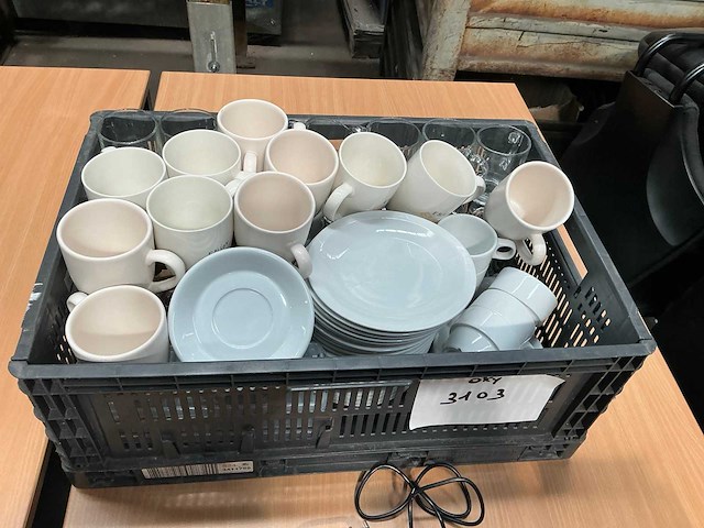Partij servies en glaswerk - afbeelding 1 van  3