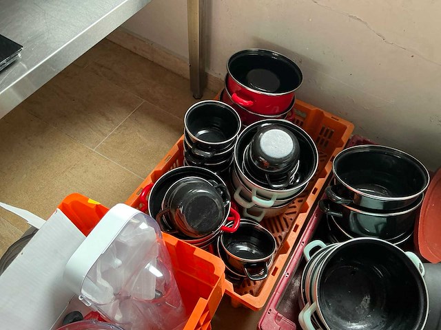 Partij servies en keuken benodigdheden - afbeelding 9 van  35