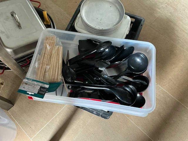 Partij servies en keuken benodigdheden - afbeelding 17 van  35
