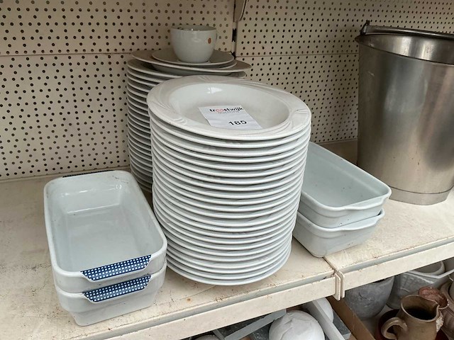 Partij servies en ovenschaal - afbeelding 1 van  1