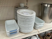 Partij servies en ovenschaal - afbeelding 1 van  1