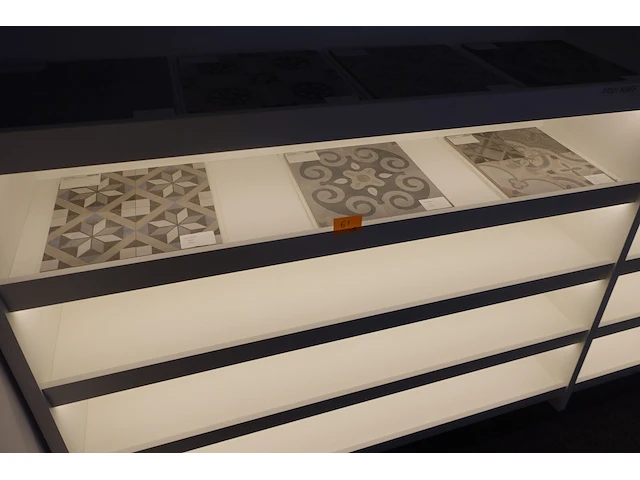 Partij showroom tegels - afbeelding 1 van  9