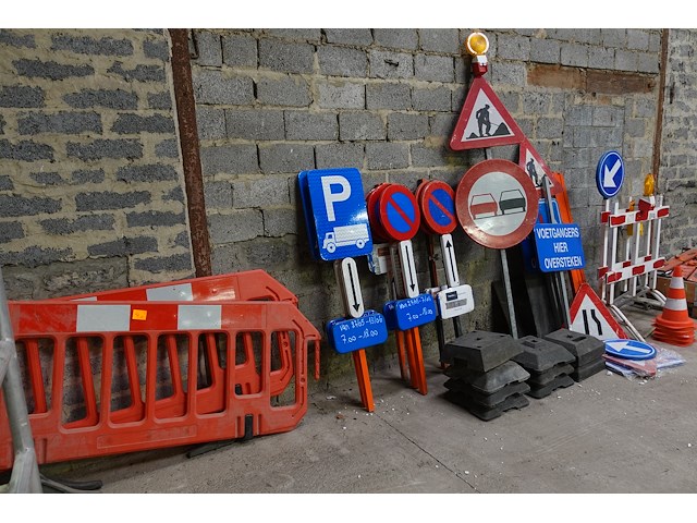 Partij signalisatieborden + voetstukken - afbeelding 1 van  4