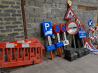 Partij signalisatieborden + voetstukken