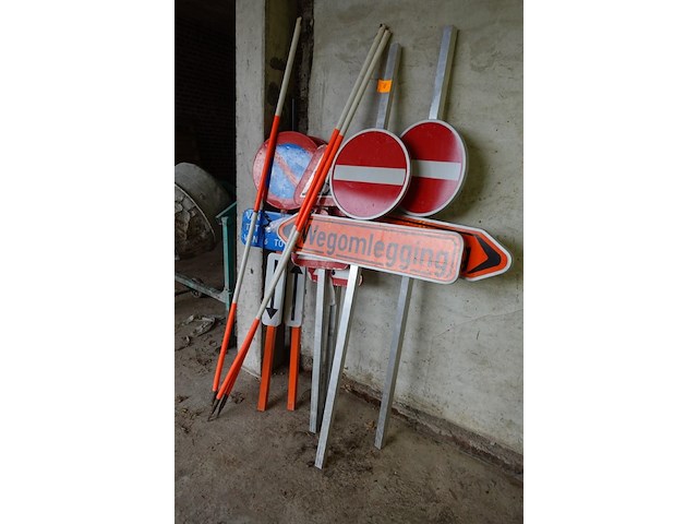 Partij signalisatieborden - afbeelding 2 van  2